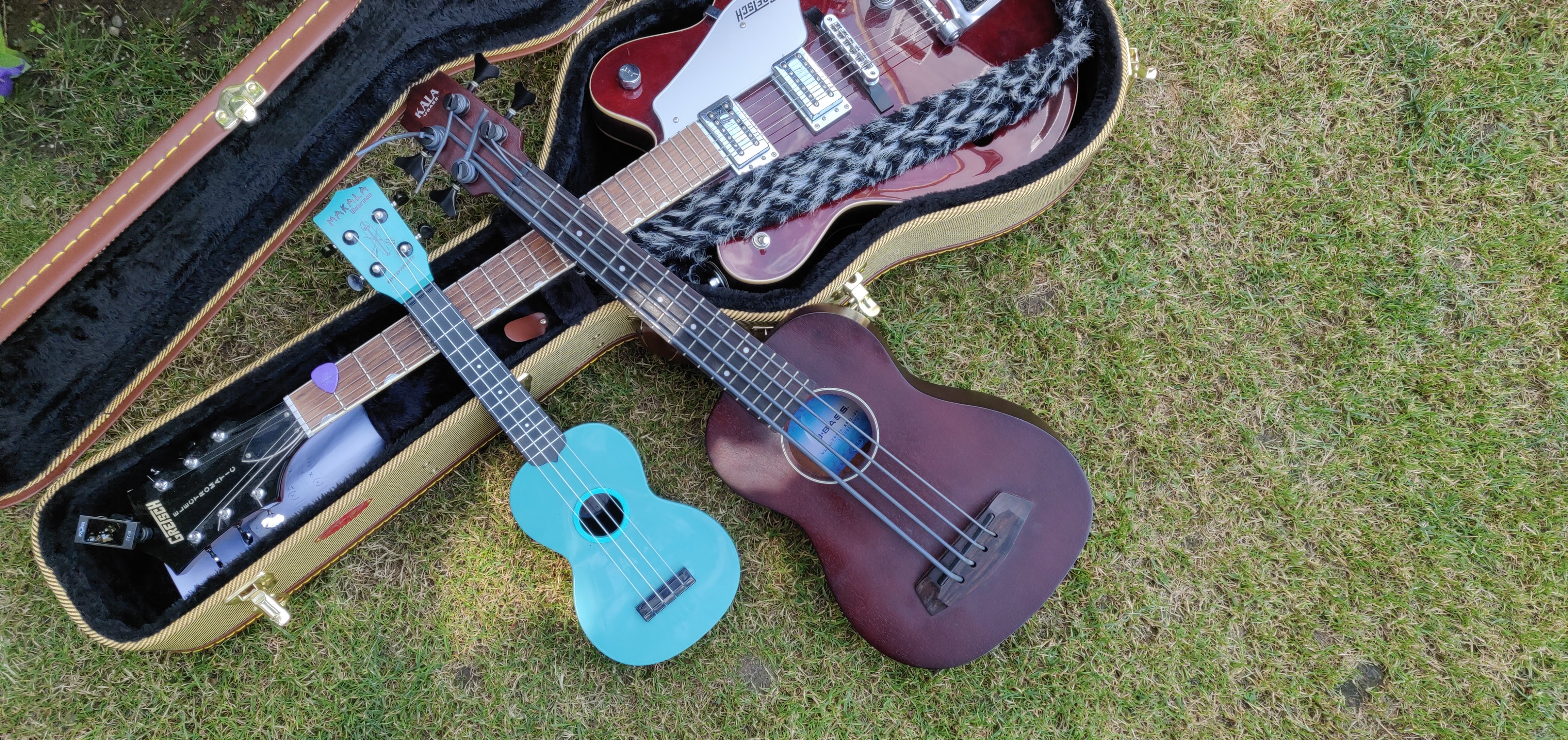 Guitares et ukulélés de TSDM dans un étui, ambiance rétro